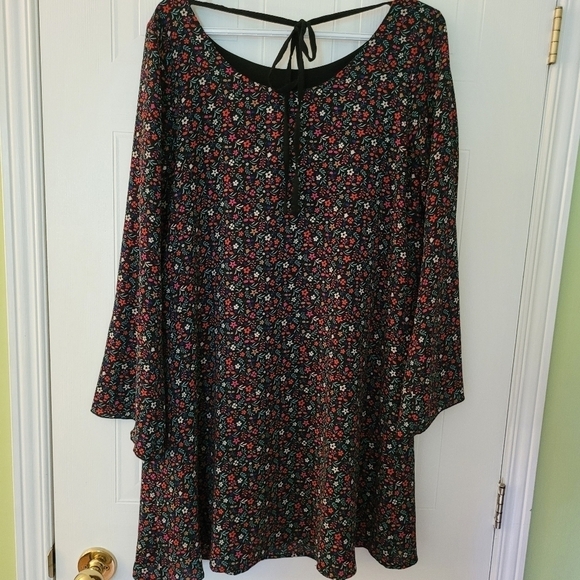 Molly Bracken Ditzy Floral Print  Shift Mini Dress Bell Sleeve Back Neck Tie M - Picture 8 of 15